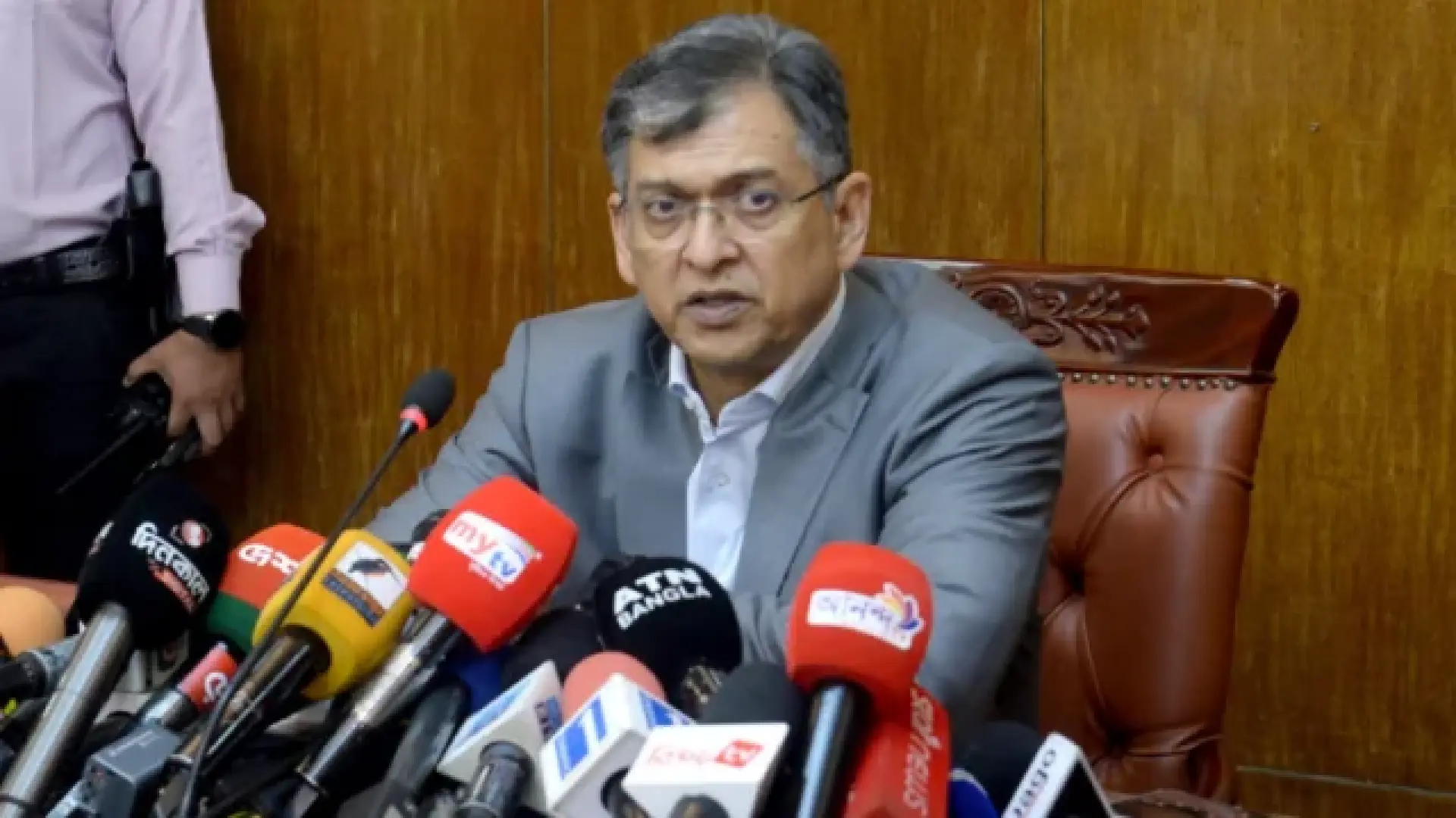 Bangladesh to Set Up Two Army Camps Near Rohingya Settlements